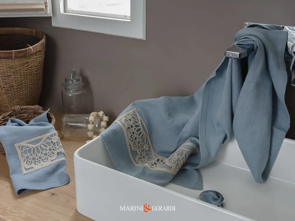 bagno set asciugamani in lino avio con ricamo