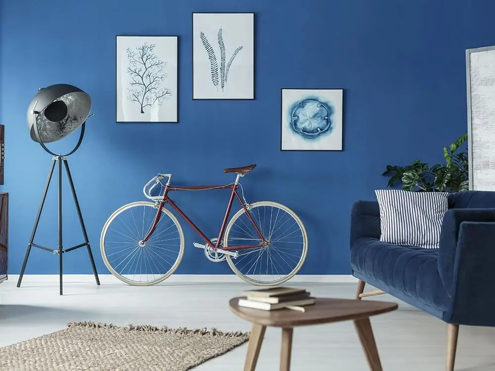 bicicletta in stanza blu pantone 2022