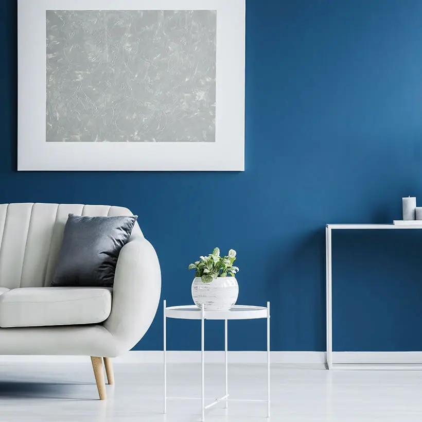 casa interno muro in blu pantone color 2022
