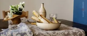 centro tavola in lino con pane fiori ceramica salento