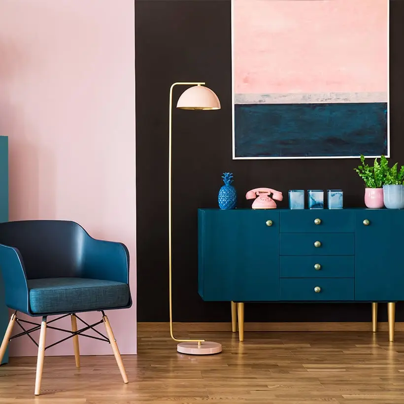 pantone 2022 classic blue rosa poltroncina lampada credenza bassa