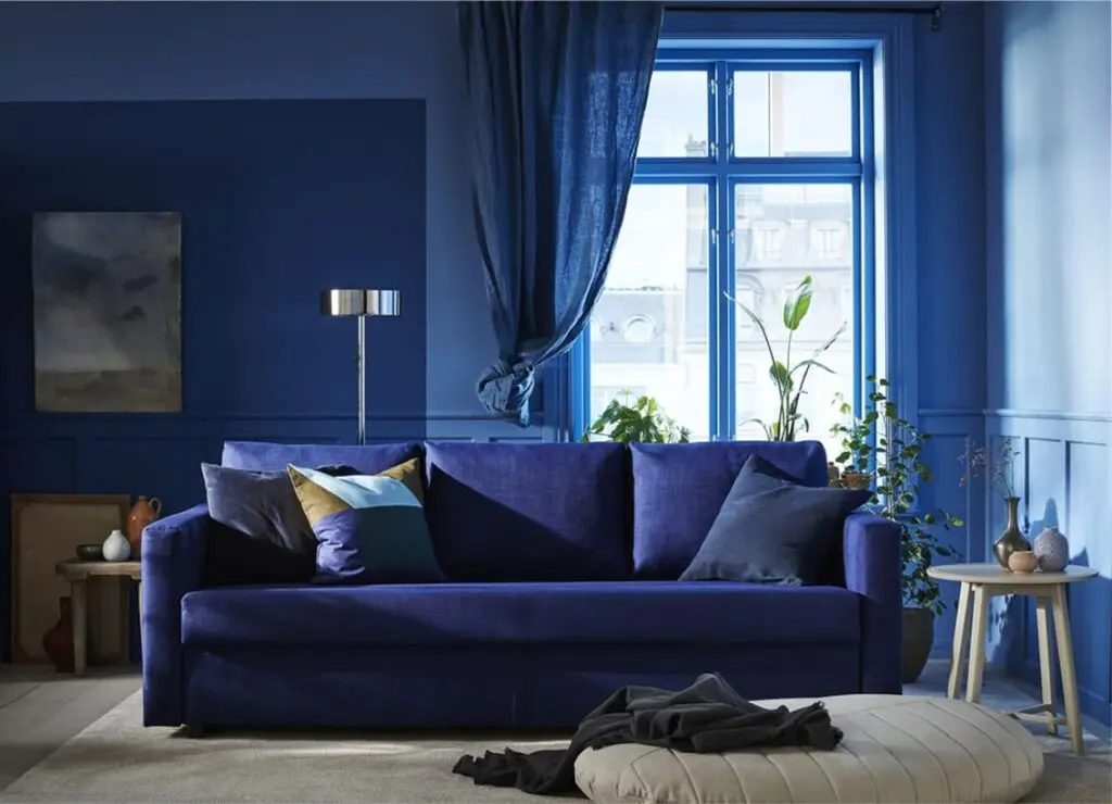 pantone blu classic 2022 sofa tende