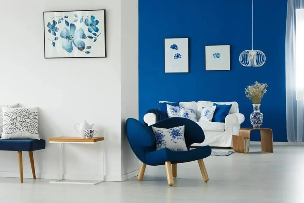 soggiorno bianco blu pantone colore 2022 Very Pery