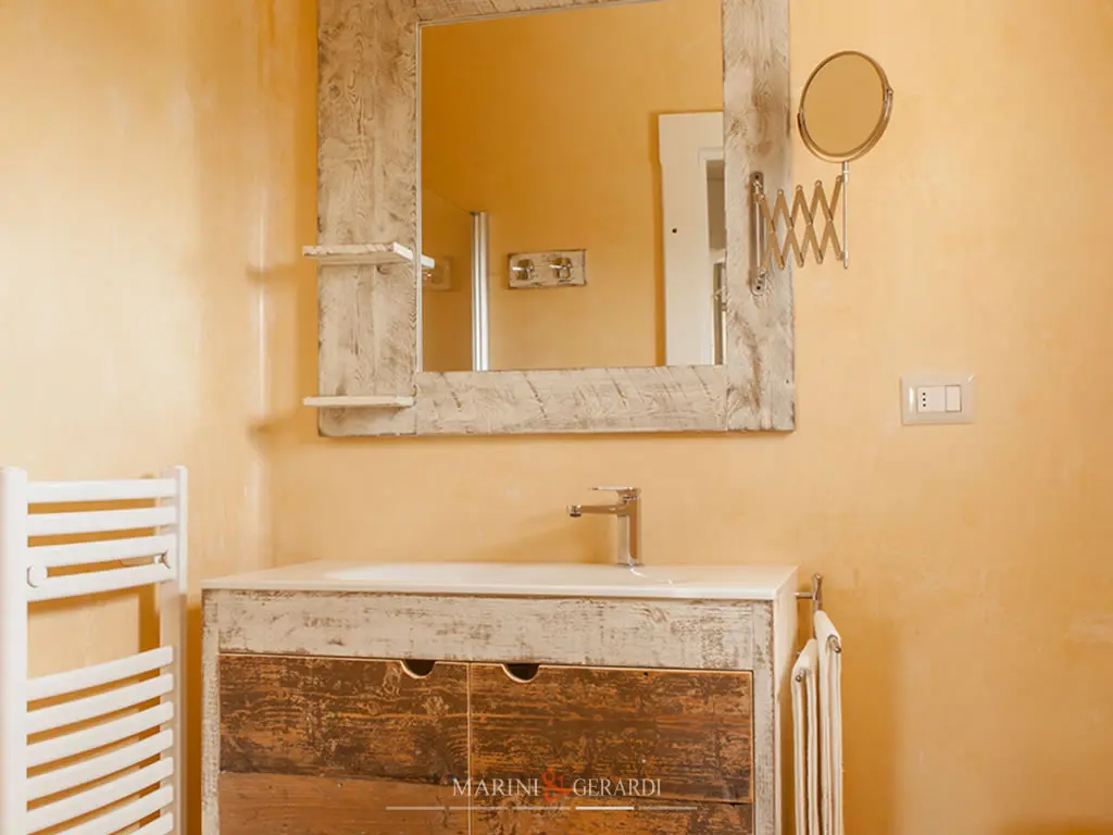specchiera cassettiera bagno shabby chic in arancio