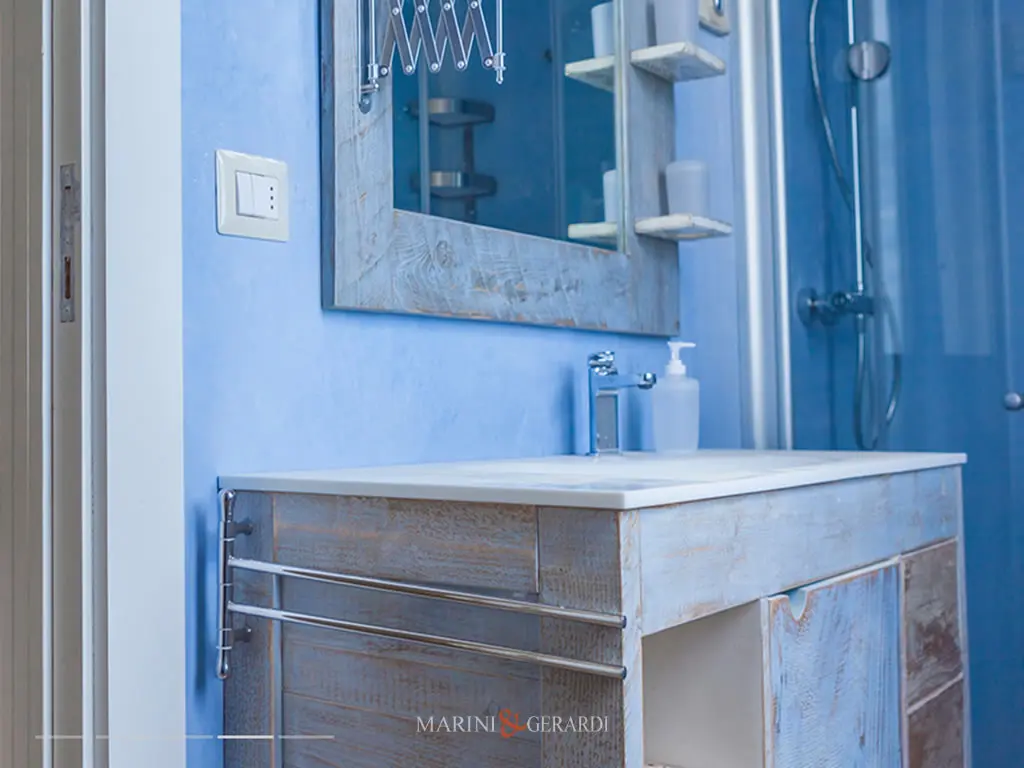 specchiera cassettiera bagno shabby chic in blu