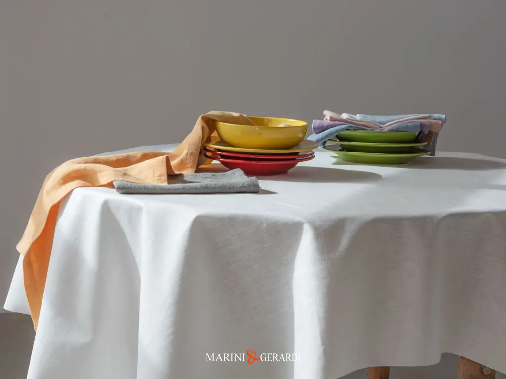 tovaglia antimacchia bianca in tessuto di lino idrorepellente