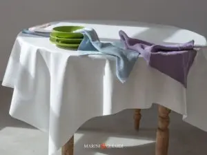 tovaglia antimacchia bianca moderna di lino con tovaglioli