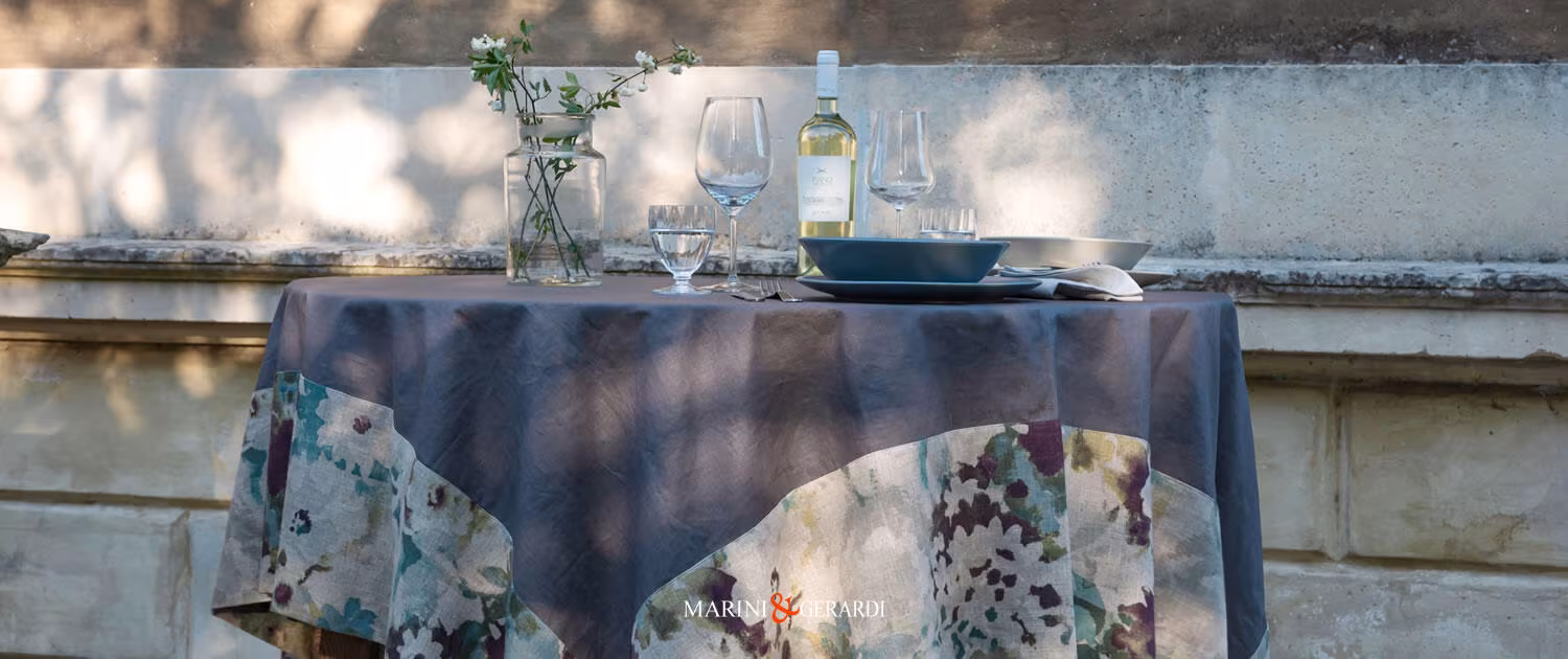 Tovaglia Rotonda Antimacchia in lino blu idrorepellente su misura | Marini e Gerardi