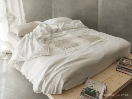 Sacco piumone con ricamo in lino camera letto arredata