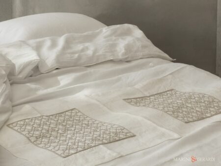 Sacco piumone con ricamo in lino stanza arredata