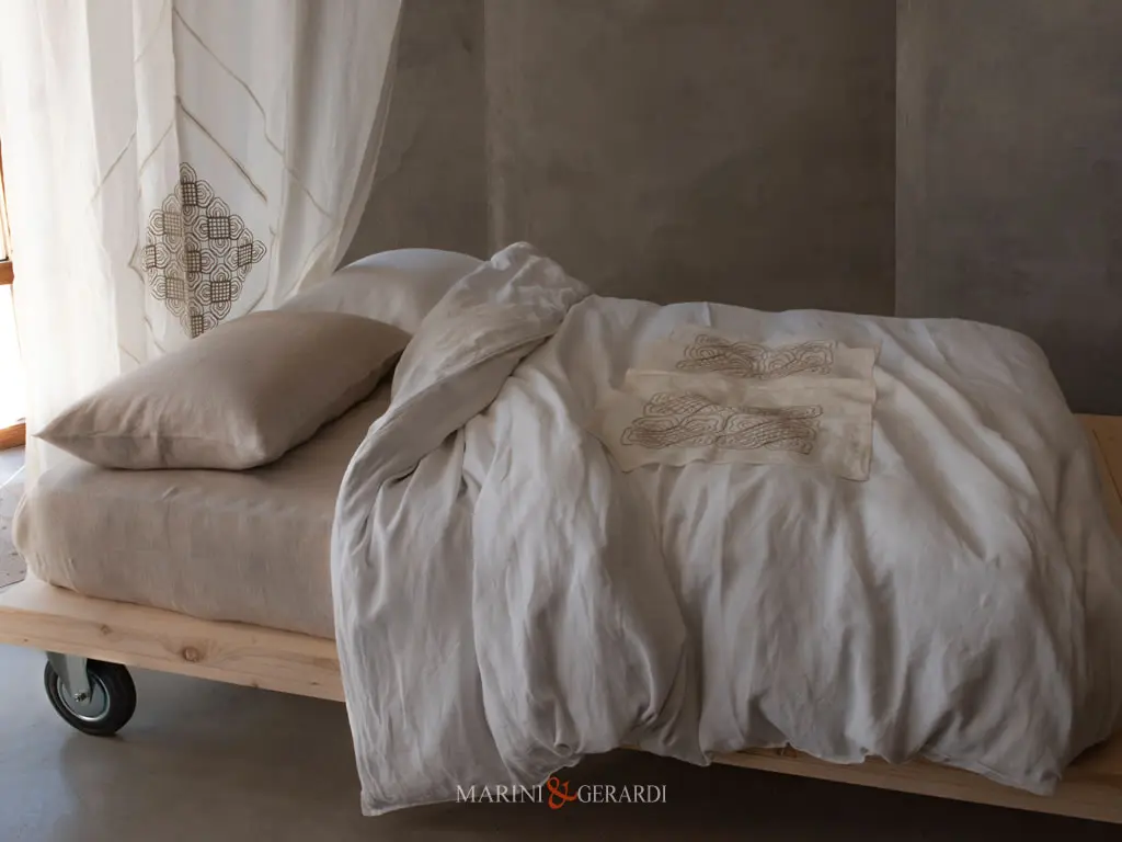 copripiumino matrimoniale bianco applicazione in lino ricamato