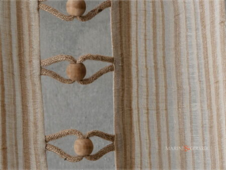 tende a vetro shabby con passamaneria in legno