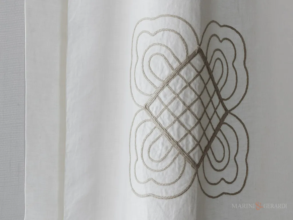 Tendine a vetro ricamate di lino particolare euridice