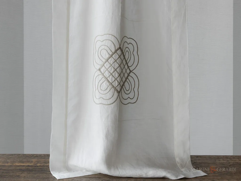 Tendine a vetro ricamate in lino