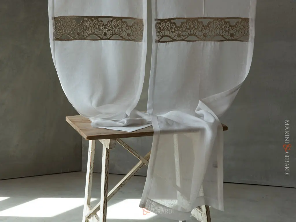 soleto tende a vetrage con passamaneria di lino