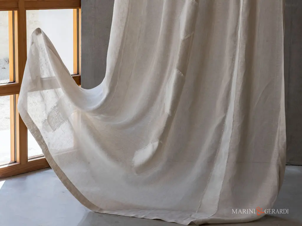 tenda per salone moderno in lino bianco con applicazioni