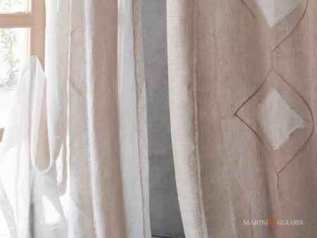 tenda salone moderno in lino con applicazioni minimal