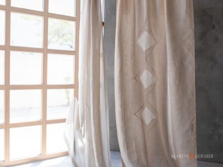 tenda salotto moderno in lino con applicazioni minimal