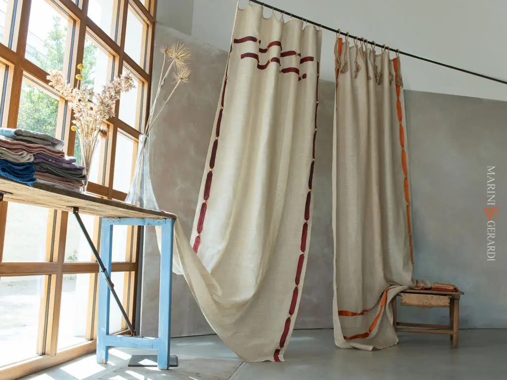 tende per salone moderno in lino applicazioni in seta