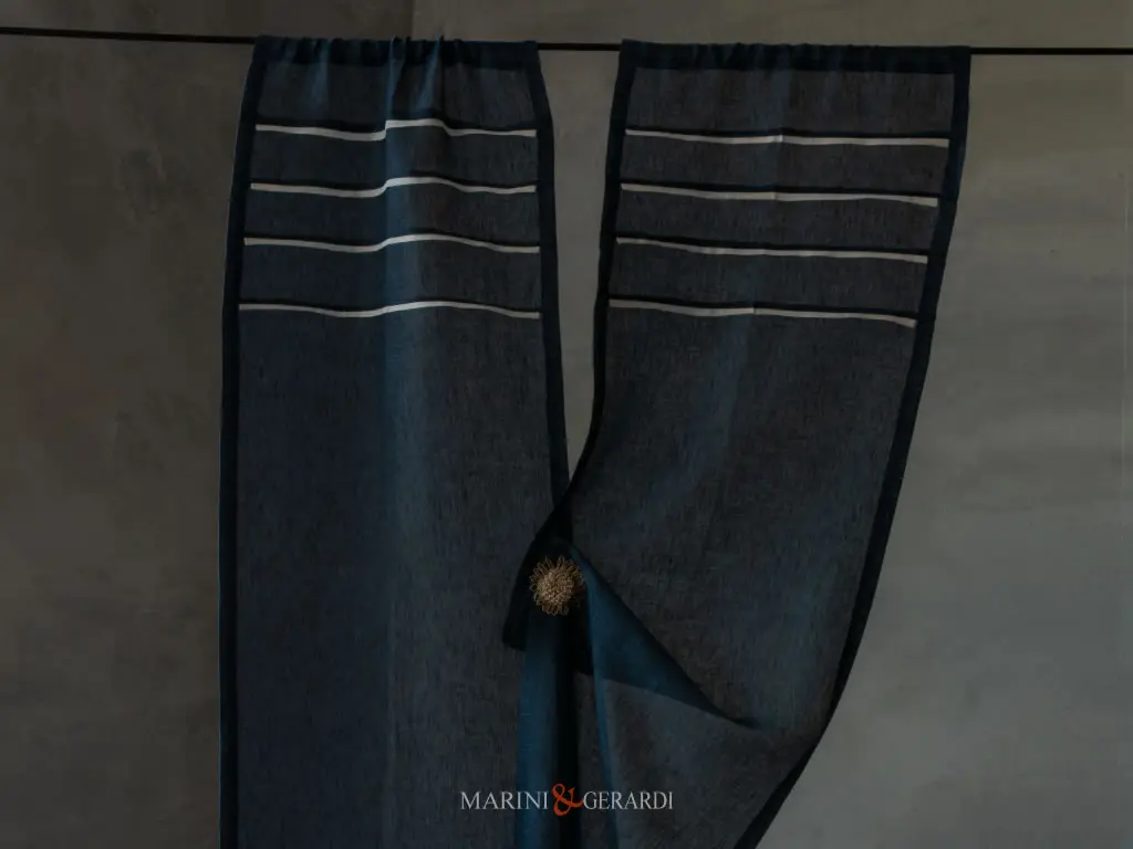 tende vetrate moderne in lino blu plisse