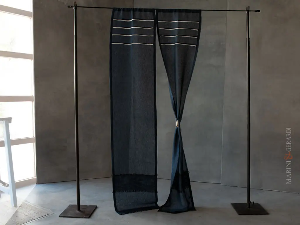 tendine moderne a vetro plisse in lino blu con frangie - Marini & Gerardi