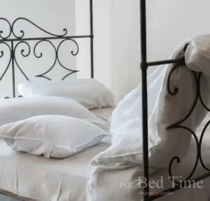 baldacchino letto matrimoniale in ferro lenzuola lino bianco