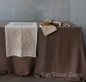 tavola apparecchiata con runner in lino terra umbra