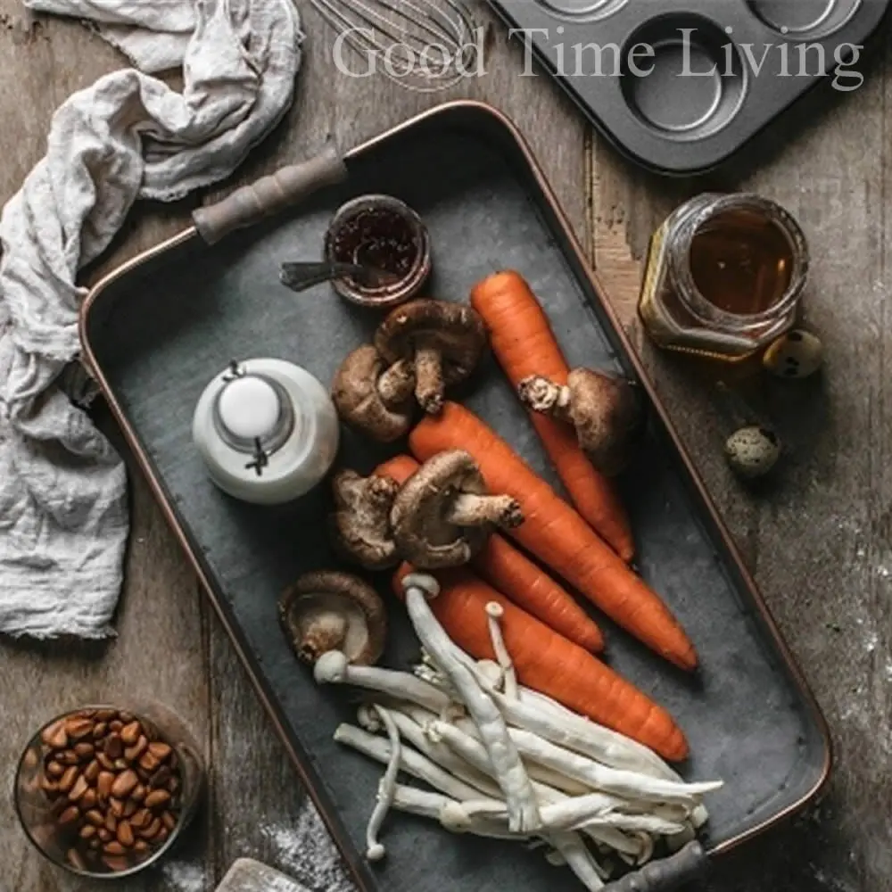 piatti in metallo stile antico con carote rosse