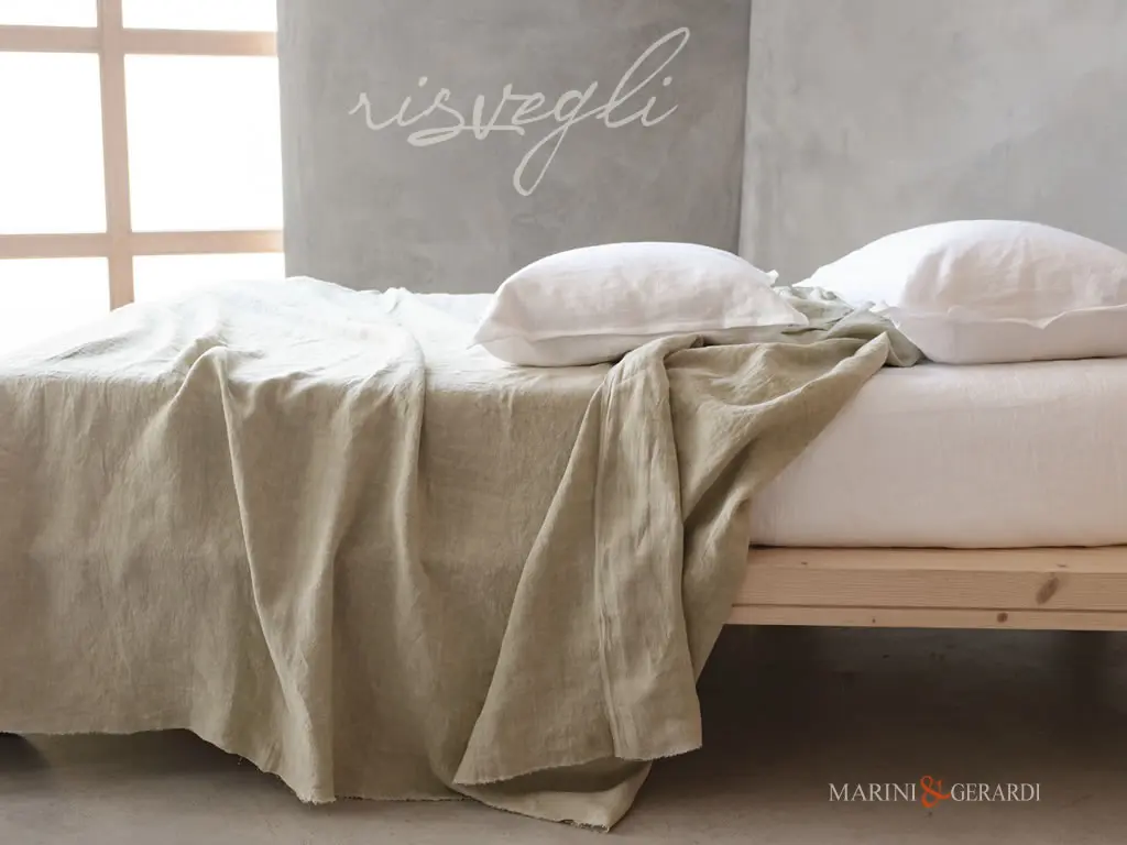 lenzuola letto in lino stropicciato bianco sabbia