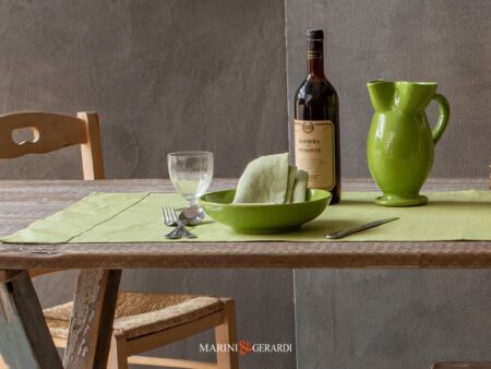 runner tavola in lino antimacchia verde su tavolo rustico
