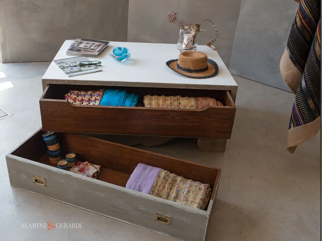 tavolo basso in legno con doppio cassetto nascosto