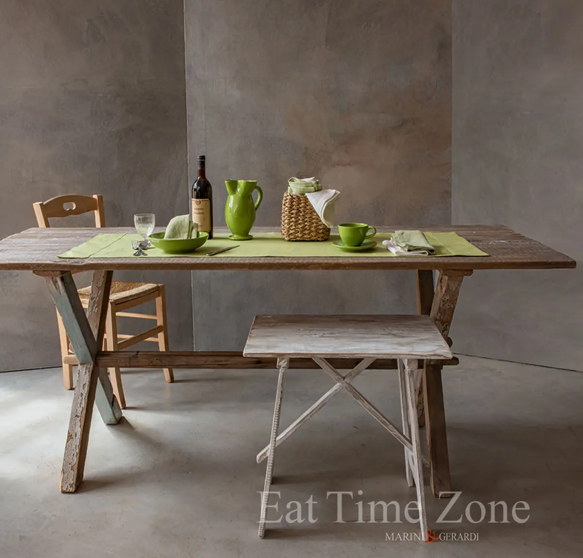 tavolo legno con centrotavola in lino antimacchia pistacchio