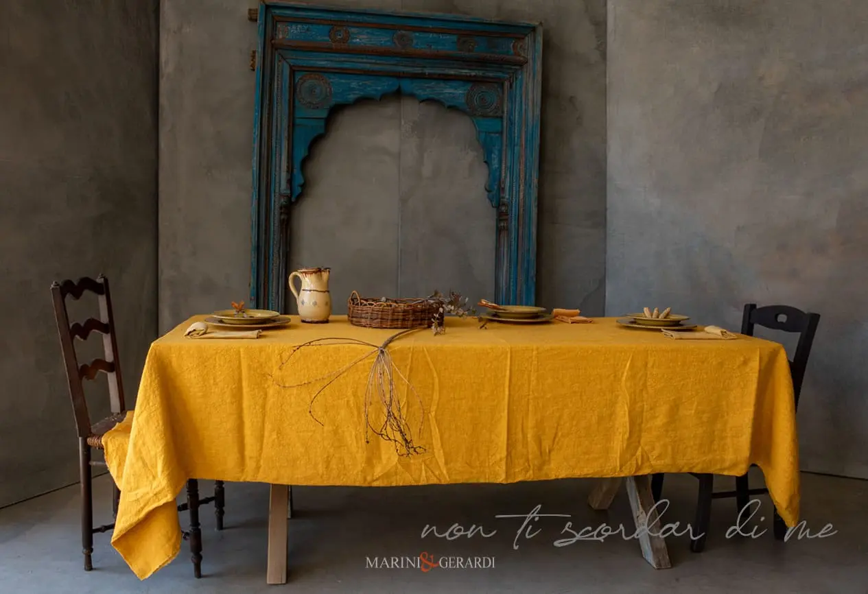 tovaglia da tavola importante tessuto stropicciato in lino giallo