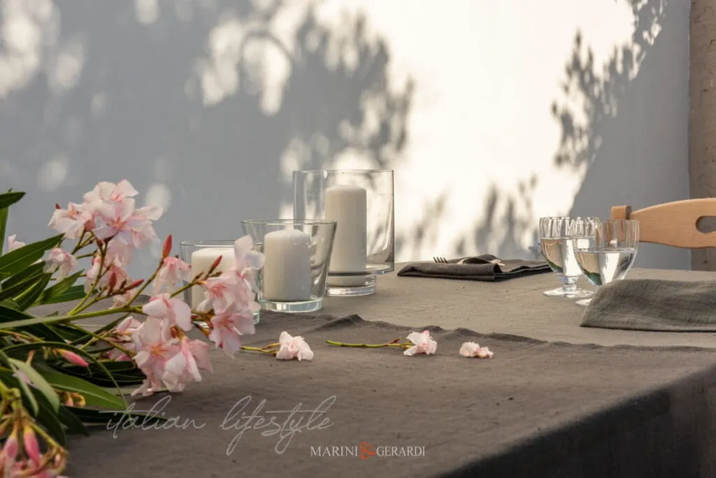 tovaglia e tovaglioli in lino grigio per tavola moderna
