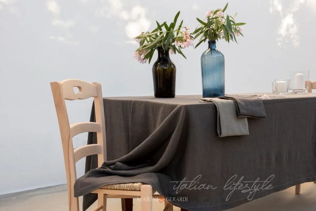 tovaglie con tovaglioli in lino grigio per tavola elegante