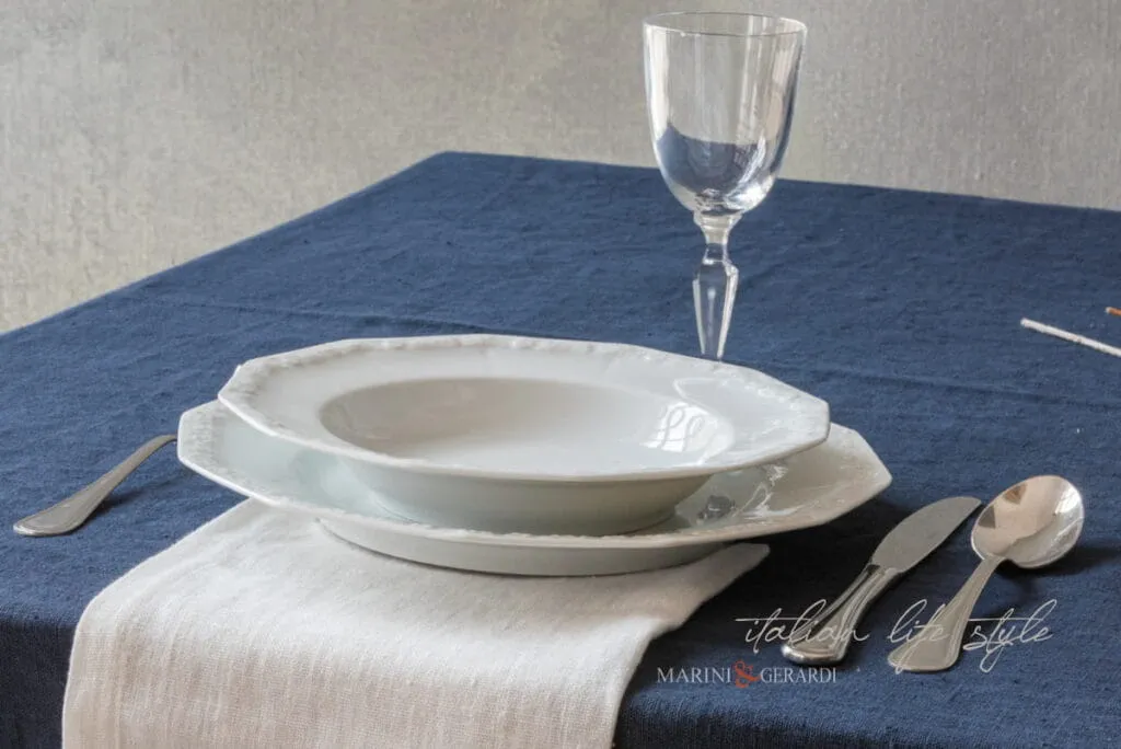 tovaglie moderne blu con tovaglioli in lino bianchi