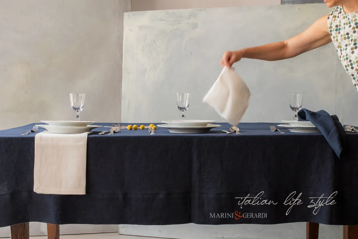 tovaglie moderne eleganti blu con tovaglioli in lino bianchi