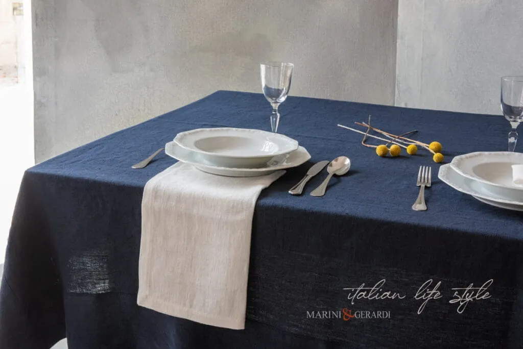 tovaglie moderne in lino blu con tovaglioli bianchi