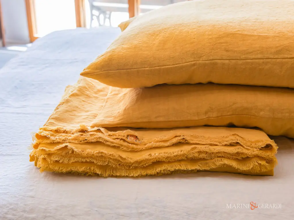 Federe cuscini letto in lino stropicciato giallo oro risvegli