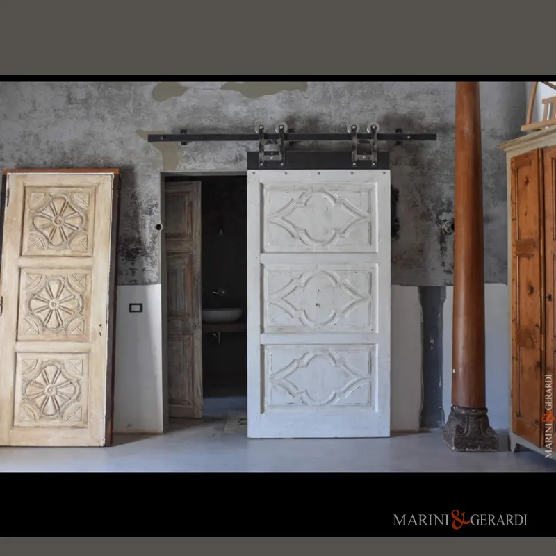 Porte in legno scorrevoli in legno massello decapato bianco in stile shabby schic