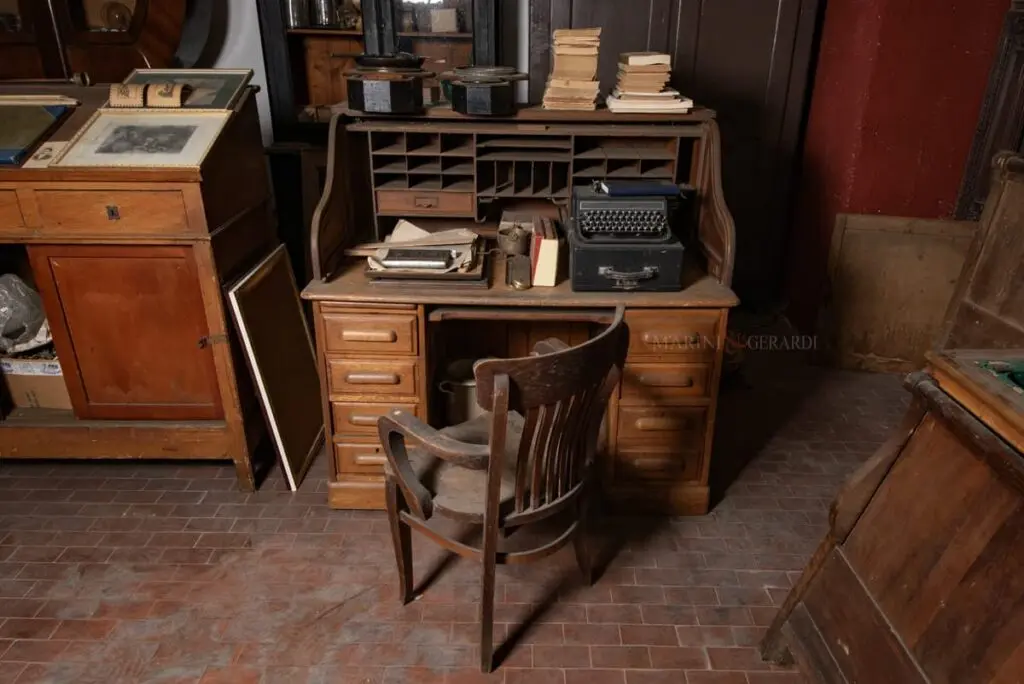 Scrivania americana rullo serrandina in rovere - libri - macchina da scrivere