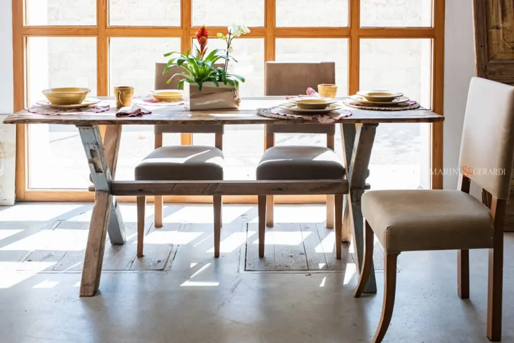 Noleggio arredi per film serie tv tavolo