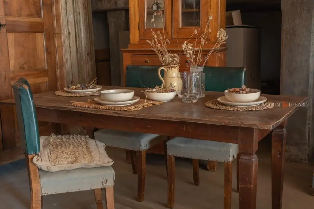 Noleggio arredi vintage per film serie tv tavolo