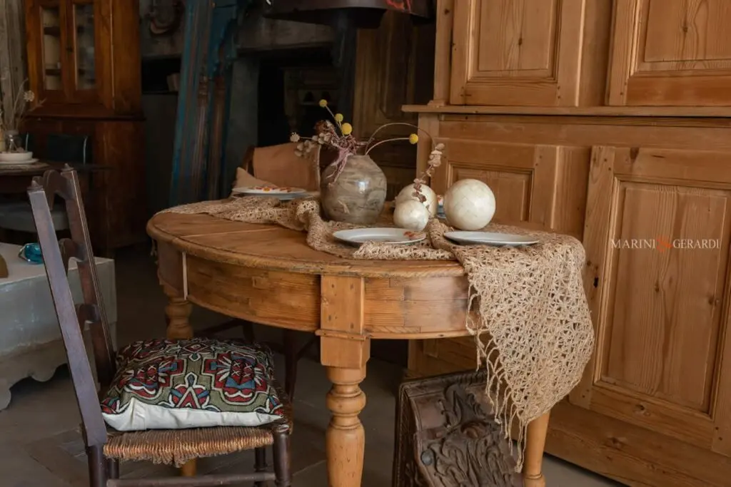 Servizi di noleggio arredi vintage per film serie tv