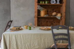 tovaglia elegante con tovaglioli sabbia tessuto stropicciato