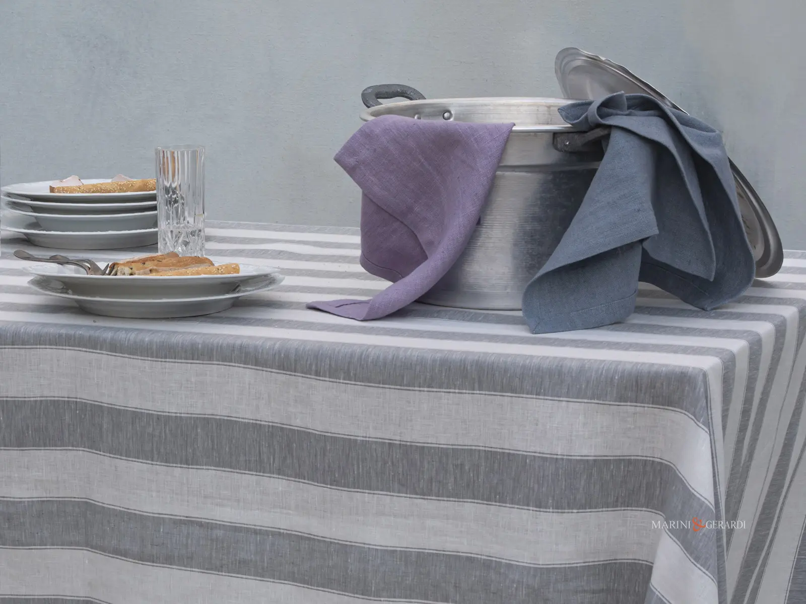 Tovaglie tavola eleganti moderne in lino con tovaglioli pitti