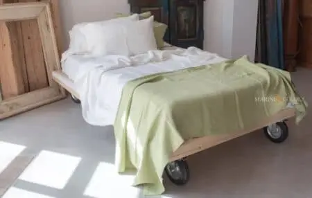 Letto Singolo con Ruote Metalliche Sicurezza e Stile per i più piccoli.