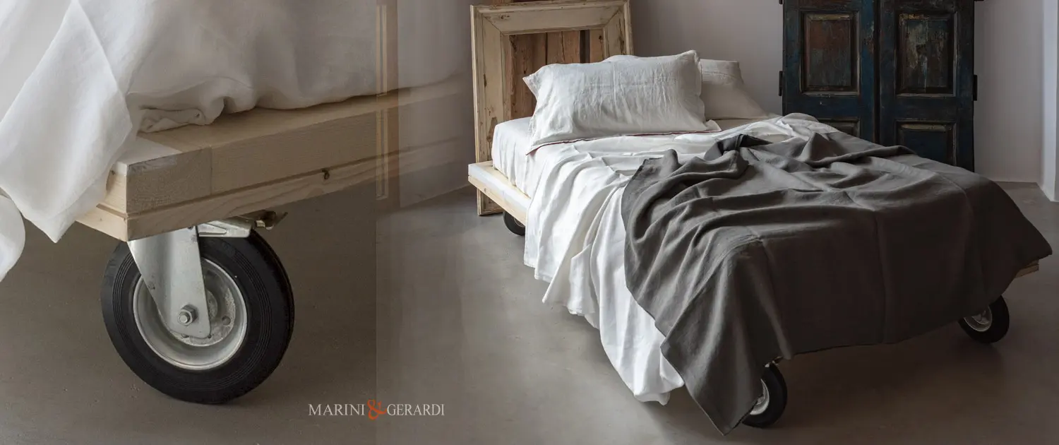 Letto piazza e mezza in legno su ruote metalliche grandi