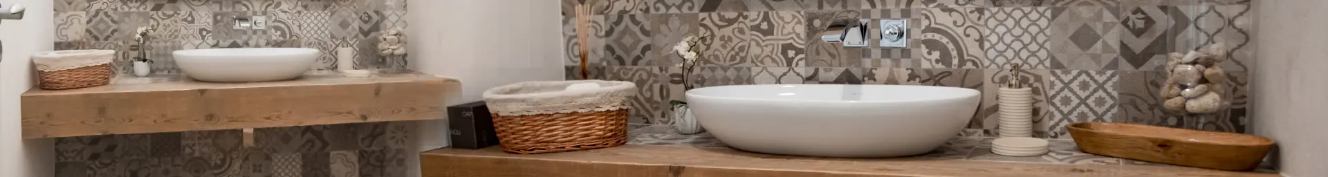 Arredo bagno mensolsa in legno con lavabo