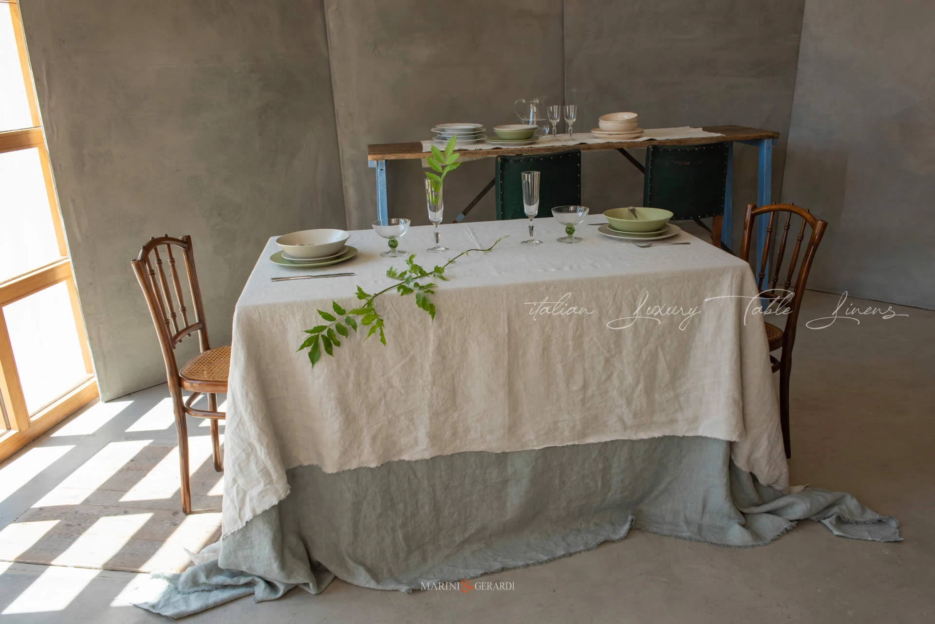 Copritavolo di lusso in lino grigio salvia con frangia